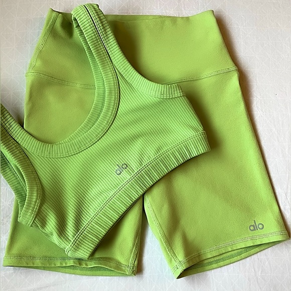 Alo Yoga 7” high waist airbrush biker shorts & wellness ribbed sports bra - Picture 2 of 7